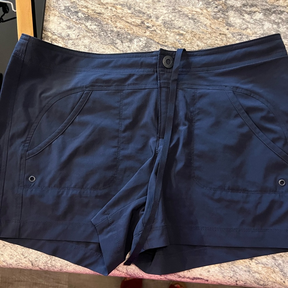 Navy athlete shorts size 6